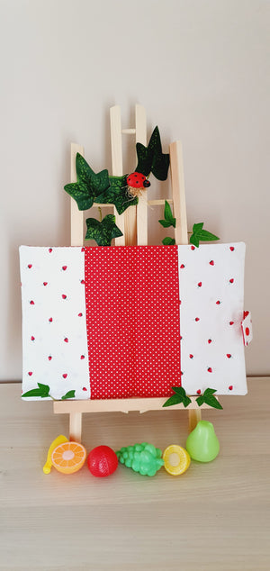 Protège carnet de santé Fraise